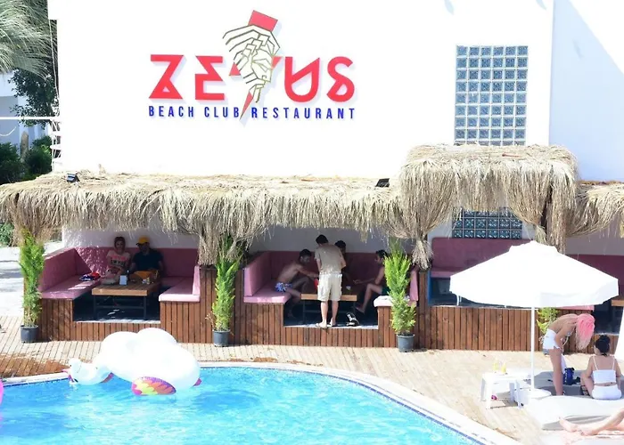 Sun Beach فندق غومْبيت